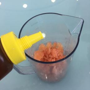 将西柚放入搅拌杯中，加入蜂蜜。