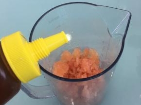 将西柚放入搅拌杯中，加入蜂蜜。