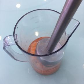 用手动搅拌器搅打至无颗粒。