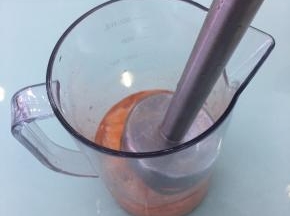 用手动搅拌器搅打至无颗粒。