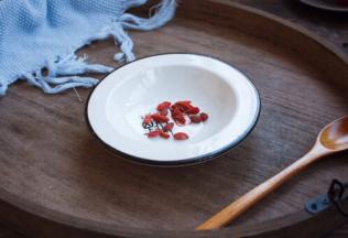 准备好枸杞，枸杞清洗干净，用水泡5分钟即可。