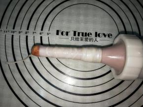 肠衣放入温水中浸泡10分钟，冲洗检查是否有漏洞，漏嘴套上肠衣，均匀把肉灌进去。