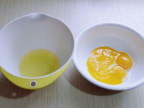 蛋黄与蛋白分离，分别在无油无水的容器中。