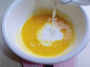 先做蛋黄糊，蛋黄用手动打蛋器打散，加入牛奶继续打均匀至看不到牛奶，再加入玉米油，使油和蛋液完全融合再一起，(色拉油也可以，但是一定要无味的)不建议使用黄油或橄榄油。