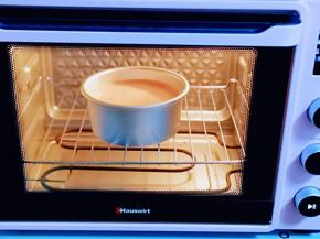 入烤箱中层，145度烤50分钟！（时间及温度仅供参考） 取出后倒扣在晾网上凉透再脱模！