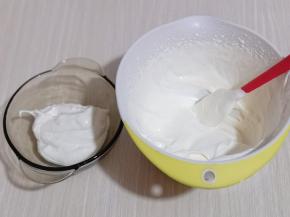 将奶油倒入打蛋盆，加入幼砂糖，电动打蛋器打8分发即可，取三分之一放另一个容器中。