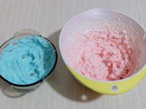 剩下的没有放入两个器具中，同样多即可。一份滴入蓝色食用色素，一份滴入红丝绒液，电动打蛋器打发即可。