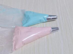 分别装入裱花袋中。(记得先将裱花嘴放进去呦)