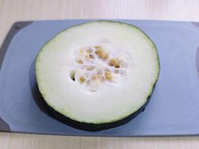 首先处理冬瓜，将冬瓜用温水清洗干净放砧板上。