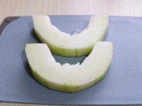 去皮，去瓤，将一块冬瓜切两半，如图。