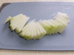 取一块冬瓜切薄片，不要切的 太薄，那样蒸熟后夹不起来，将两块冬瓜切完。