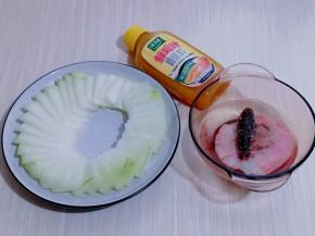 准备好太太乐鲜鸡汁，红虾，海参放冷水中泡10分钟，使其自然化冻。