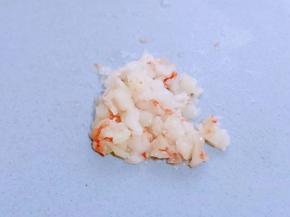 化冻的红虾去皮，去虾线，再切碎。
