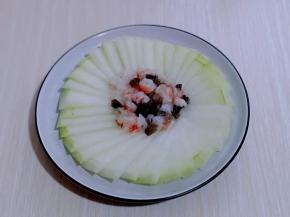 将腌制好的虾蓉及海参放在冬瓜盘的中间，如图。
