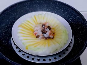 入蒸锅，隔水蒸，上汽后转中小火15分钟即可出锅。