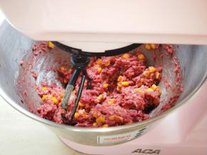 将80克冰水＋40克淀粉调＋红曲粉调成水淀粉备用
把调料全部混入肉馅，分次加入水淀粉，搅打均匀，肉馅上劲即可，移至冰箱冷藏2小时或过夜。