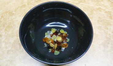 二袋胶原组合，用水清洗干净