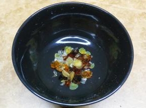 二袋胶原组合，用水清洗干净