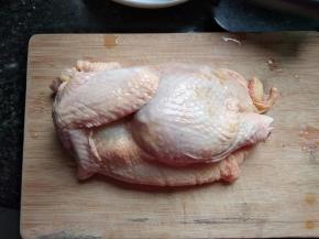 把鸡清理干净，抹上盐