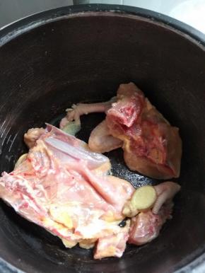 斩开两半或者不斩也行高压锅压10分钟