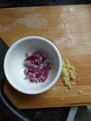 洋葱跟姜切成沫