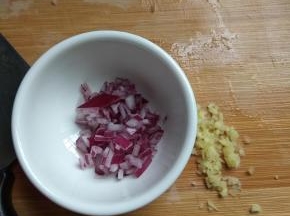洋葱跟姜切成沫