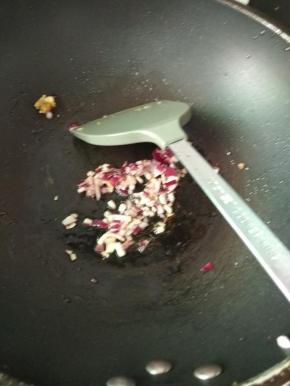 锅中烧油放入洋葱炒出味