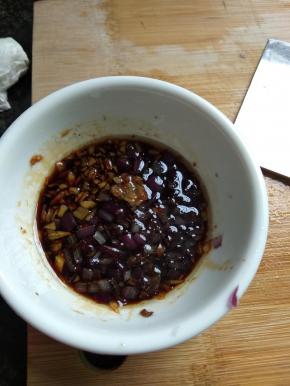 碗里放入姜末，酱油倒入洋葱油