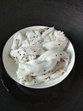 肠粉放入锅中蒸5分钟