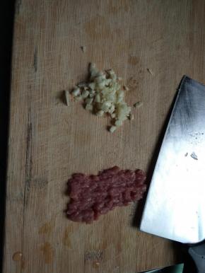 肉和蒜瓣切成沫