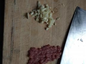 肉和蒜瓣切成沫