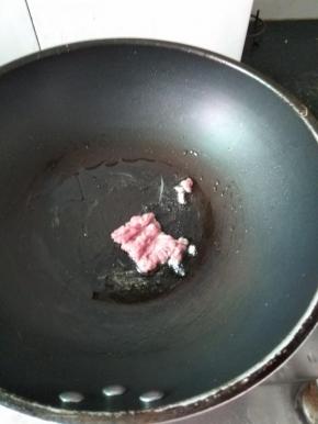 锅中烧油放入肉沫