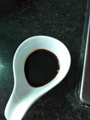 碗中倒入酱油