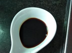 碗中倒入酱油
