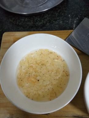 虾皮泡水5分钟，捞出备用