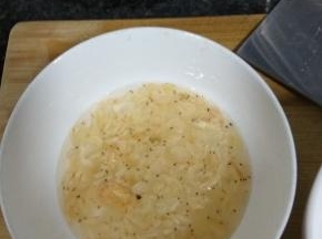 虾皮泡水5分钟，捞出备用