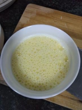 放入鸡蛋液中，搅拌均匀