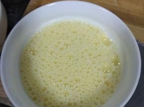 放入鸡蛋液中，搅拌均匀