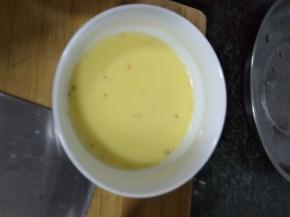 捞干净鸡蛋液上的泡泡