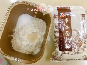 除黄油外的所有材料，先液体后固体的顺序放入面包机桶内。