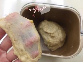 面团揉至拉出薄膜即可。