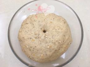 发酵至两倍大，手指粘粉插洞不坍塌不回缩。