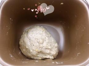 揉面20分钟后再加入黄油揉15分钟。