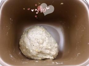 揉面20分钟后再加入黄油揉15分钟。