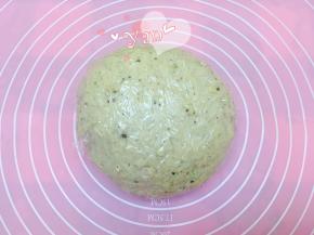 把面团取出排气，用保鲜膜包好醒15分钟。