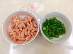 葱洗净用厨房纸吸干水分，切成葱花。火腿切小丁。