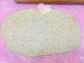醒好的面团擀成大的长方形。