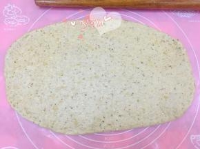 醒好的面团擀成大的长方形。