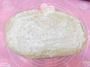 抹上沙拉酱，边边留一点不要抹到。