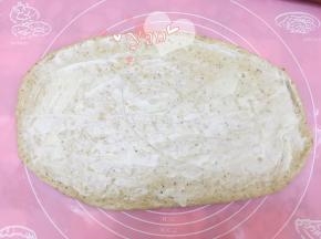 抹上沙拉酱，边边留一点不要抹到。